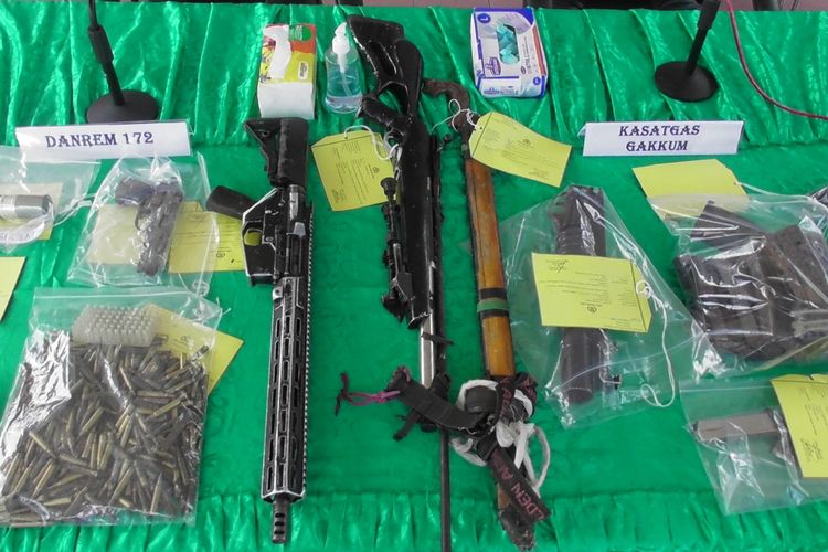 Barang bukti berupa senjata api dan amunisi yang berhasil diamankan oleh Tim Gabungan TNI-Polri dari salah satu KKB pimpinan Egianus Kogoya, Mimika, Papua Tengah, Senin (10/5/2023)