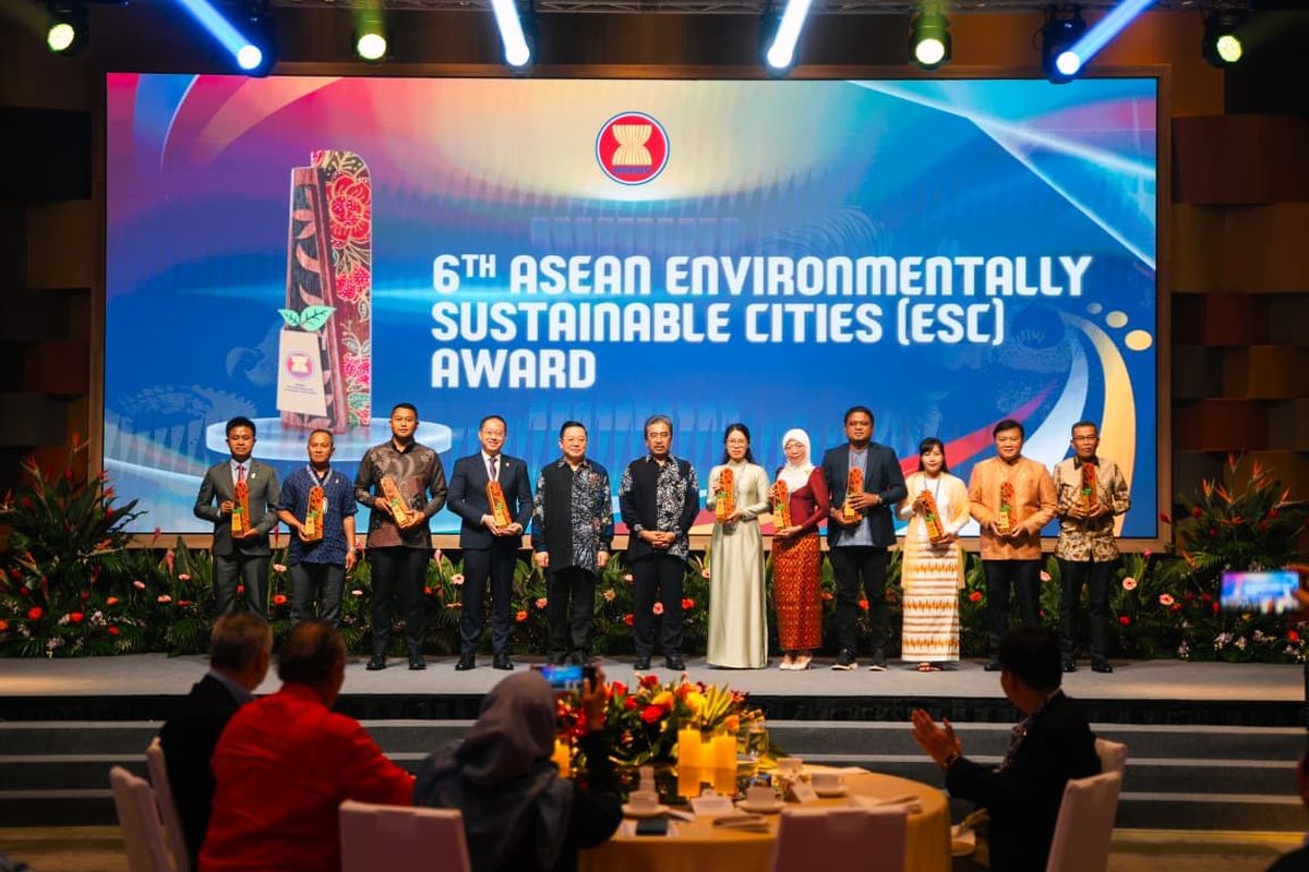 Perwakilan Indonesia menerima penghargaan ajang The 6th ASEAN Environmentally Sustainable Cities (ESC) Award dan The 5th Certificate Recognition. 