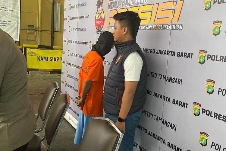 Penjaga kos-kosan ditangkap setelah mencabuli anak perempuan di kamar kosnya di kawasan Tamansari, Jakarta Barat. Pelaku dihadirkan dalam konferensi pers di Mapolsek Metro Tamansari, Selasa (11/2023). 