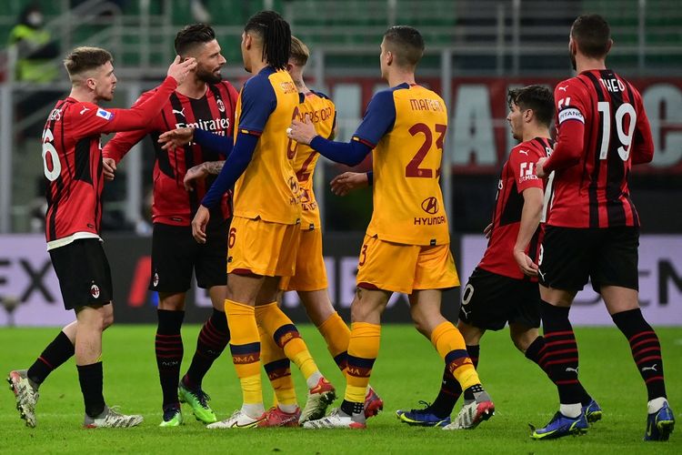 Para pemain AC Milan dan AS Roma berdebat di tengah laga yang termasuk dalam rangkaian pekan ke-20 Liga Italia musim 2021-2022 di Stadion San Siro, Jumat (7/1/2022) dini hari WIB.