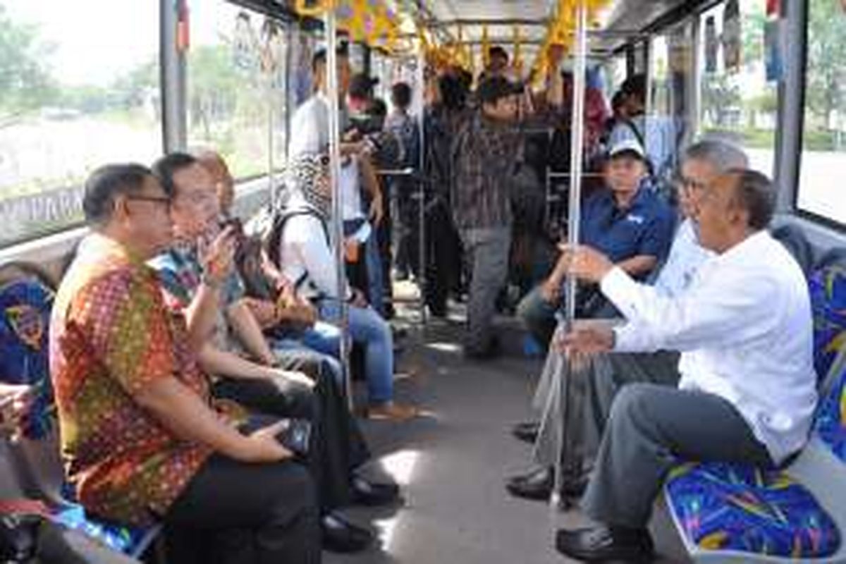 Direktur Utama PT Summarecon Agung Tbk didampingi Direktur Utama PT Transportasi Jakarta Budi Kaliwono mencoba bis Transjakarta trase Summarecon Bekasi-Jakarta, Rabu (16/11/2016).