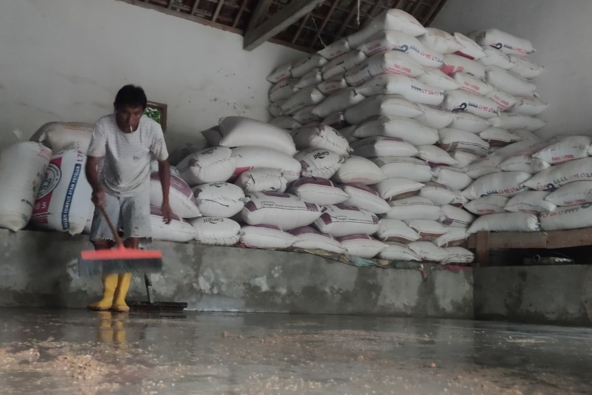Penggilingan padi merugi puluhan juta Rupiah akibat banjir di Pedukuhan Kalimenur, Kalurahan Sukoreno, Kapanewon Sentolo, Kabupaten Kulon Progo, Daerah Istimewa Yogyakarta, pada 5-6 Desember 2022.
