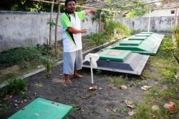 Ramang memperlihatkan sanitasi lingkungan berbasis masyarakat yang memanfaatkan limbah air cuci mandi kakus di di Kampung Ujung Kelurahan Kepatihan Kabupaten Banyuwangi. 