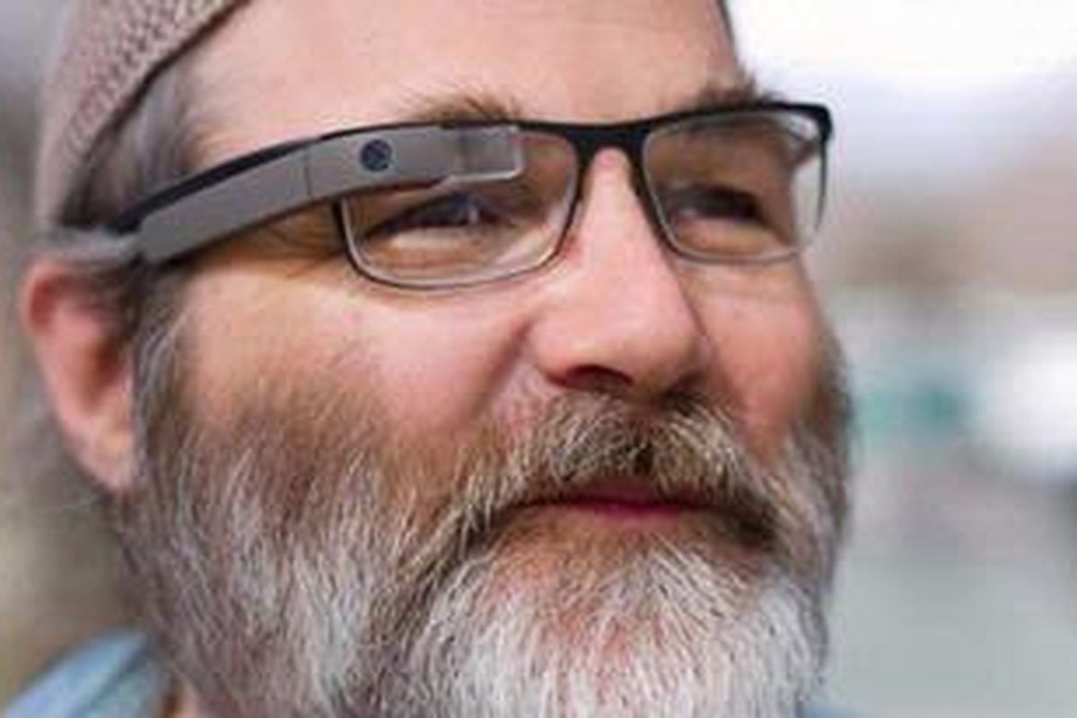 Anggota tim Google Glass Greg Priest-Dorman mengenakan salah satu prototipe kacamata pintar Google
