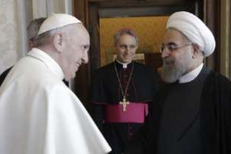 Presiden Iran Hassan Rouhani (kanan) disambut oleh Paus Fransiskus di Vatikan, 26 Januari 2016. 