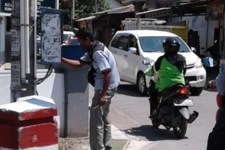 Petugas dari PJU DPUPR Kota Tegal menyeting ulang waktu penyalaan lampu jalan mulai pukul 22.00 WIB hingga 05.30 selama PSBB, di setiap jalan perkampungan di Kota Tegal, Jawa Tengah, Sabtu (25/4/2020)