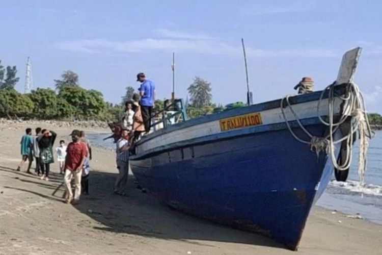 Kapal yang membawa 297 orang pengungsi etnis Rohingya mendarat di pantai Lhokseumawe, Aceh.