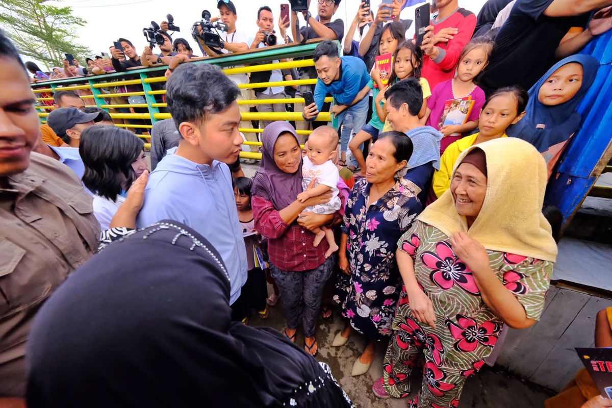 Calon Wakil Presiden (Cawapres) nomor urut 2 Gibran Rakabuming Raka blusukan ke Kampung Kamboja, perkampungan padat penduduk di sekitar Sungai Kapuas, Kalimantan Barat, Minggu (17/12/2023).