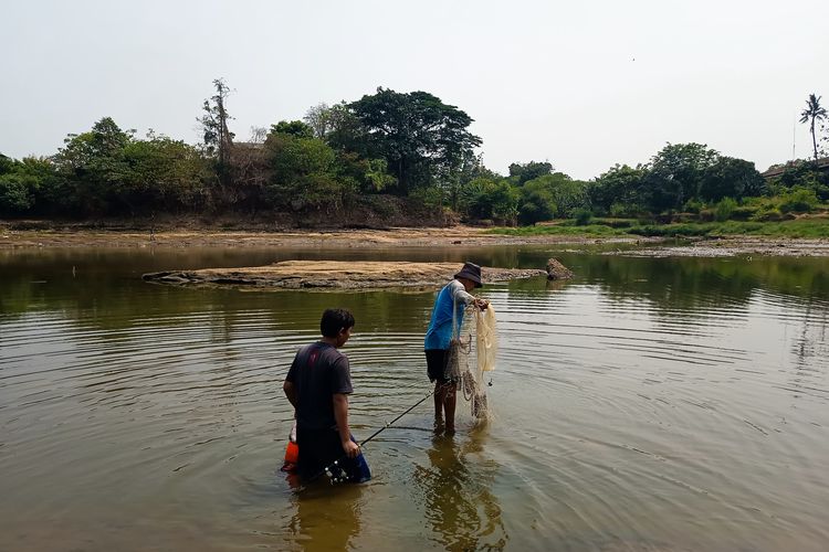 Sungai Cisadane Mengering, Pemancing Kesusahan, 