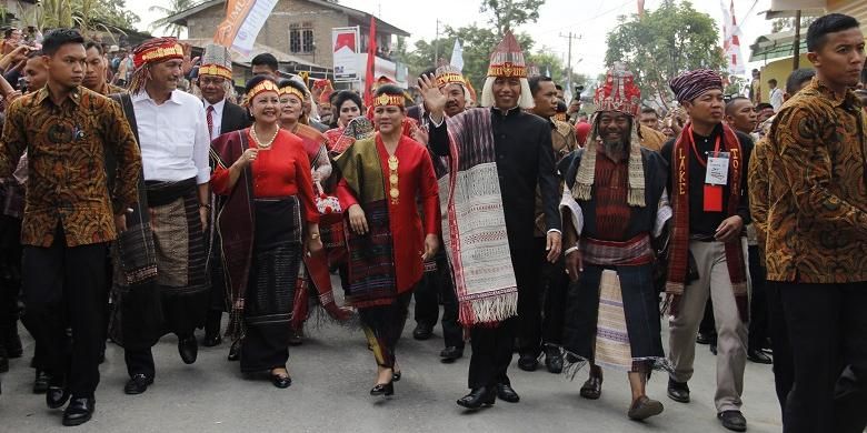 Presiden Joko Widodo bersama Ibu Negara Iriana Widodo berjalan memasuki titik awal Karnaval Kemerdekaan Pesona Danau Toba di Soposurung, Balige, Toba Samosir, Sumatera Utara, Minggu (21/8/2016). Perayaan Hari Ulang Tahun (HUT) ke-71 RI tahun ini dipusatkan di Danau Toba, Sumatera Utara dengan tajuk Karnaval Kemerdekaan Pesona Danau Toba. Acara ini berlangsung di dua tempat yakni Parapat (Simalungun) dan Balige (Toba Samosir).