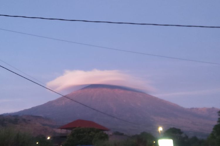Topi awan yang muncul di Gunung Rinjani pada bulan Mei 2018.