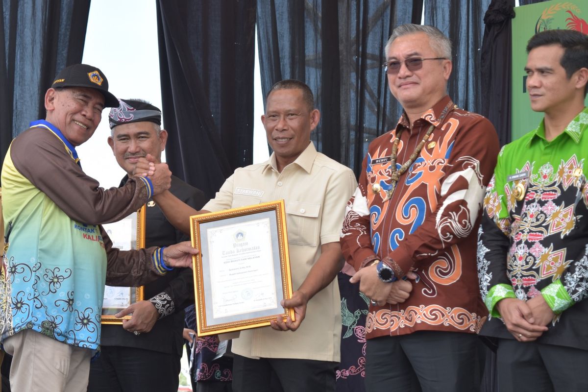 Bupati Bulungan Syarwani mewakili para petani dan nelayan Bulungan yang sukses meraih juara umum pada ajang Pekan Daerah (Peda) III Kontak Tani Nelayan Andalan (KTNA) 2025.