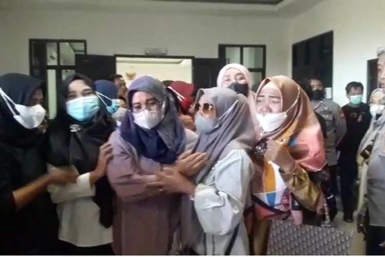 Keluarga dan kerabat korban sontak mengucapkan terima kasih kepada hakim saat putusan dibacakan di ruang sidang Pengadilan Negeri Belopa, Kabupaten Luwu, Sulawesi Selatan, Selasa (31/5/2022)