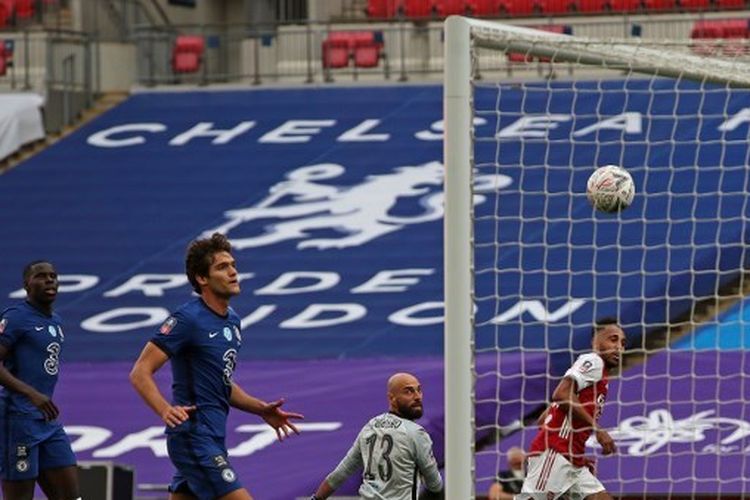 Pierre-Emerick Aubameyang mencetak gol kedua untuk mengantarkan Arsenal menjadi juara Piala FA musim ini. Laga Arsenal vs Chelsea di Stadion Wembley, 1 Agustus 2020, berakhir dengan skor 2-1.