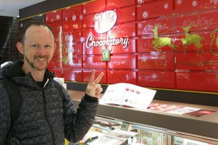 Seorang pria asal Australia, Matthew Butler memiliki hobi yang unik. Ia mengumpulkan biskuit Kit Kat dari Jepang yang tercatat memiliki lebih dari 300 rasa. 