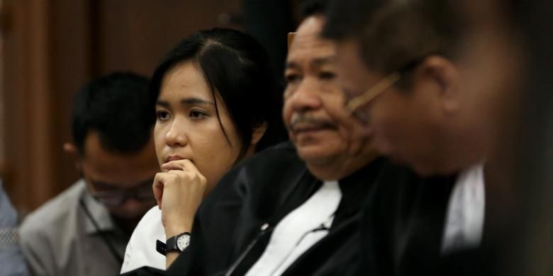 Terdakwa Jessica Kumala Wongso menjalani sidang lanjutan di Pengadilan Negeri Jakarta Pusat, Rabu (14/9/2016). Dr. rer. nat (Doktor Ilmu Sains) Budiawan, ahli toksikologi kimia dihadirkan pihak Jessica Kumala Wongso sebagai saksi meringankan.