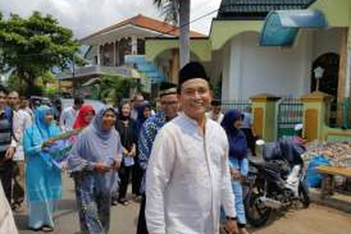 Bakal calon gubernur DKI Jakarta, Yusril Ihza Mahendra usai shalat Jumat di Masjid daerah Rawasari, Jakarta Pusat, Jumat (8/4/2016).