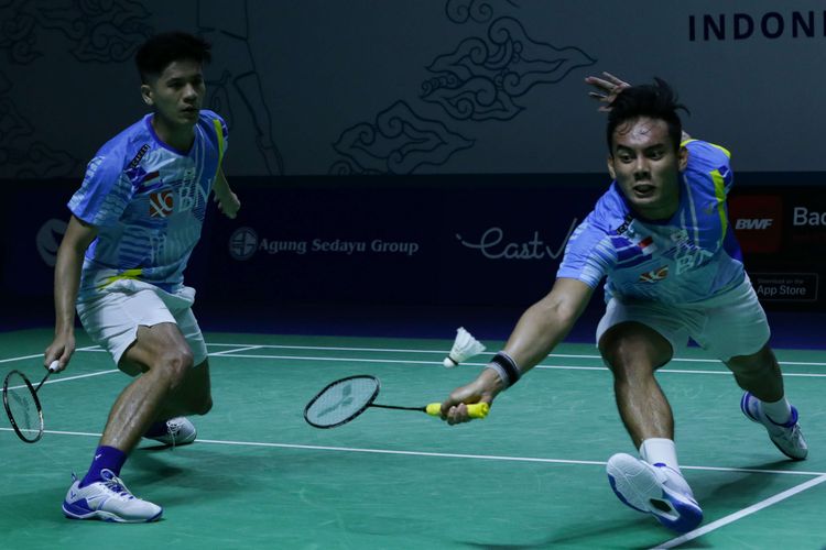 Ganda putra Indonesia, Pramudya Kusumawardana/Yeremia Erich Yoche Yacob Rambitan bertanding melawan ganda putra Malaysia, Aaron Chia/Soh Wooi Yik pada babak 8 besar Indonesia Open 2022 di Istora Senayan, Jakarta, Jumat (17/6/2022). Langkah Pramudya/Yeremia ke semifinal terhenti setelah kalah melalui permainan rubber game atau tiga gim dengan skor 14-21, 21-12, dan 22-20.