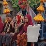 Bukan Delman atau Mobil Mewah, Pengantin di Magelang Naik Forklift di Hari Bahagianya