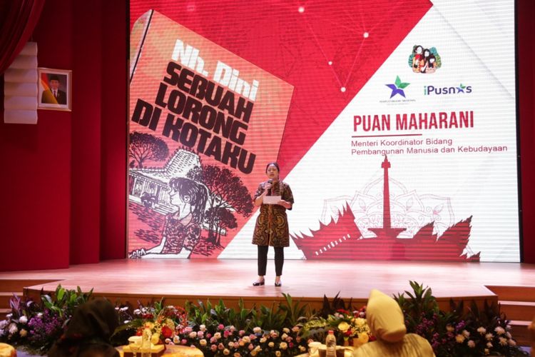 Menko PMK Puan Maharani membacakan kutipan novel karya NH Dini saat  peringatan Hari Ibu 2018 dan Gerakan Ibu Bangsa Membaca, Kamis (13/12/2018) di auditorium utama gedung Perpustakaan Nasional RI, Kamis (13/12/2018)