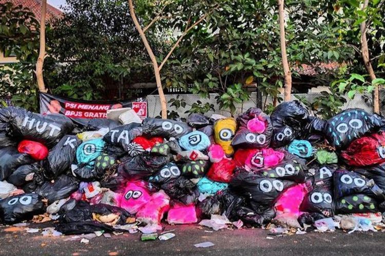 Karya-karya Adit Doodleman di tumpukan sampah Kotabaru, Kota Yogyakarta, DIY, pada Minggu (8/10/2023).