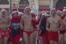 Acara Amal di Budapest tampilkan Pelari Bertopi Sinterklas dengan Baju Renang