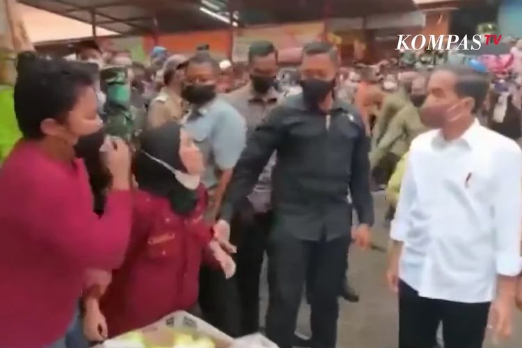 Seorang pedagang di Pasar Bogor menangis histeris ke Presiden Joko Widodo. Pedagang perempuan itu mengadukan soal pamannya, Ujang Sarjana, yang disebutnya telah ditangkap polisi karena menolak pungli. Momen ini terjadi saat Jokowi berkunjung ke Pasar Bogor, Kamis (21/4/2022).