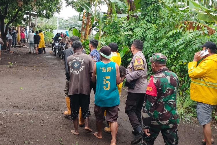 Warga bersama aparat kepolisian mengevakuasi korban tertimbun longsor di Kabupaten Ende, Jumat (7/6/2024) 