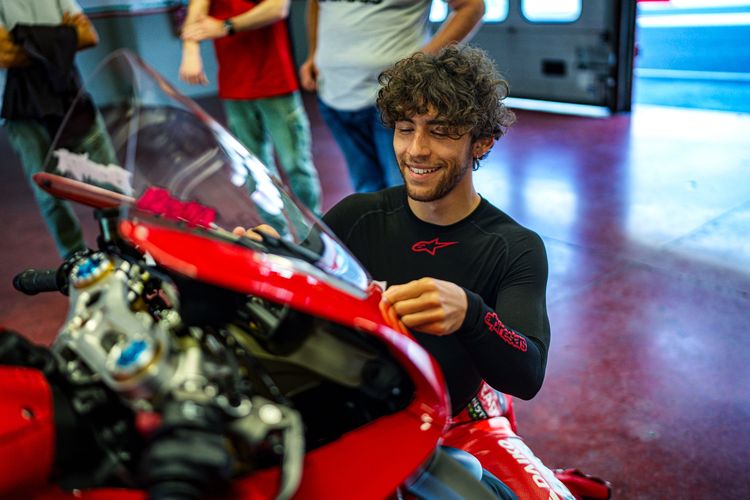 Enea Bastianini menjajal motor Ducati Panigale di Sirkuit Mugello, Italia. 