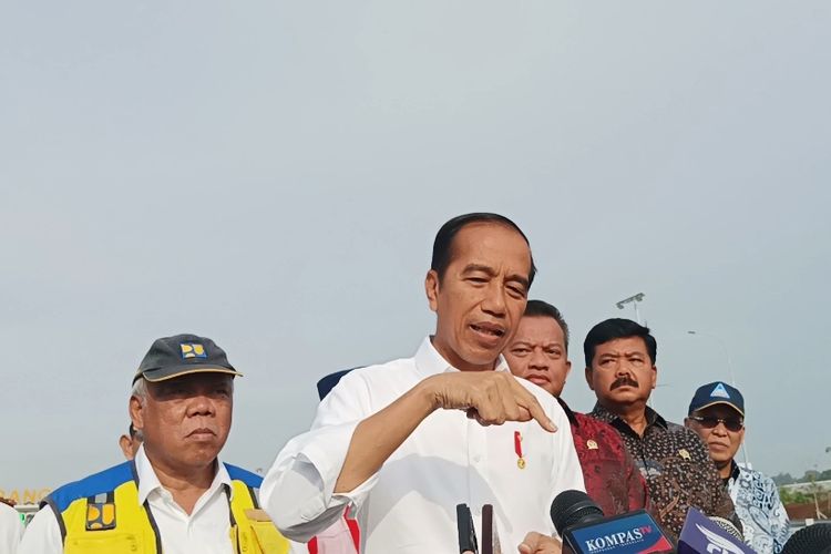 Presiden Joko Widodo saat memberikan keterangan di Gerbang Tol Limo Utama, Kota Depok, Senin (8/1/2024).