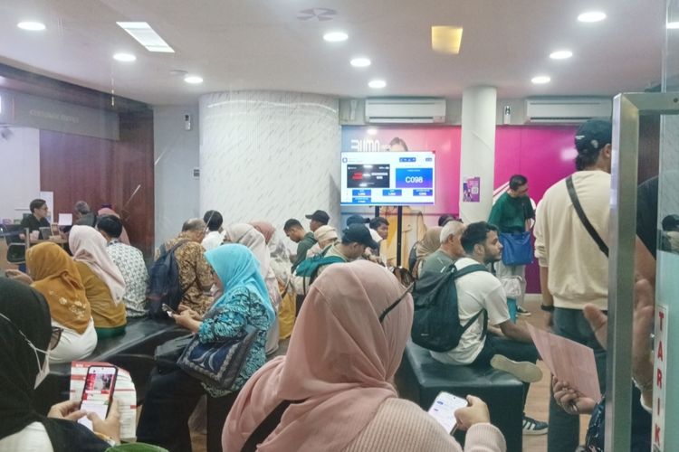Penumpang Lansia Kecewa Baru Dikabari Kereta Batal Berangkat Imbas Kecelakaan di Bekasi
