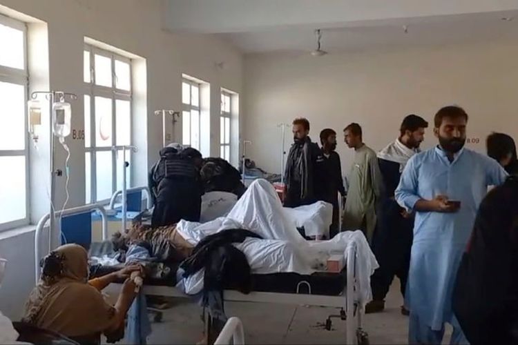 Bom Bunuh Diri di Masjid Pakistan: 57 Tewas, Pelaku Masih Misteri
