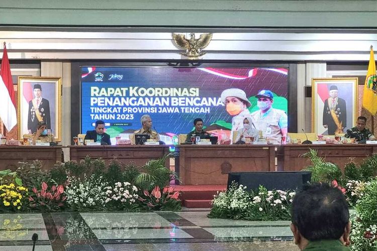 Gubennur Jateng, Kepala BNPB, Kepala BMKG mengadakan Rakor Penanganan Bencana di Jateng di Gedung Gradhika Bhakti Praja, Semarang, Senin (2/1/2023).