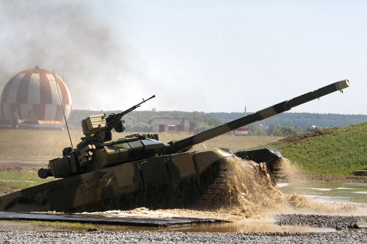 Sebuah tank Rusia T 90A tampil di pertunjukan militer di forum internasional Teknologi dalam pembuatan mesin 2010 di Zhukovsky di luar Moskwa, Rabu, 30 Juni 2010. 