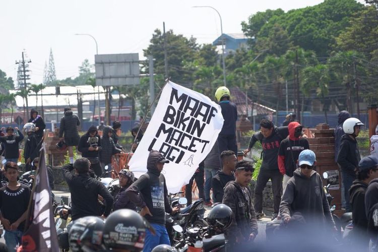Aremania menggelar aksi tutup jalan di Malang, Kamis (8/12/2022) tuntut pengusutan kasus tragedi Kanjuruhan