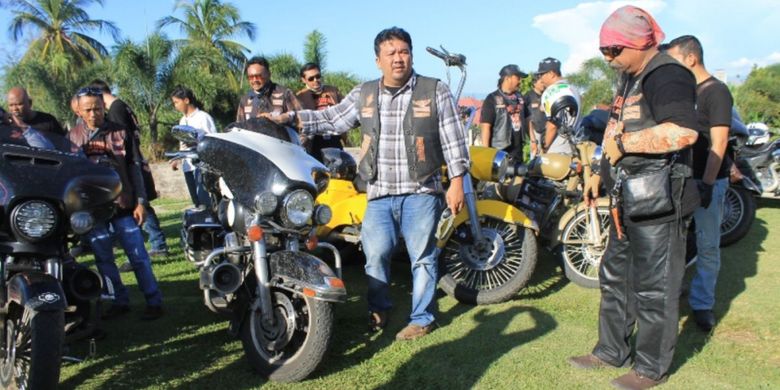 Ikatan Sport Harley Davidson (ISHD) menggelar Jelajah Wisata Bengkulu, Minggu (23/4/2017). Anggota ISHD beristirahat di kawasan Benteng Marlborouh, Kota Bengkulu.