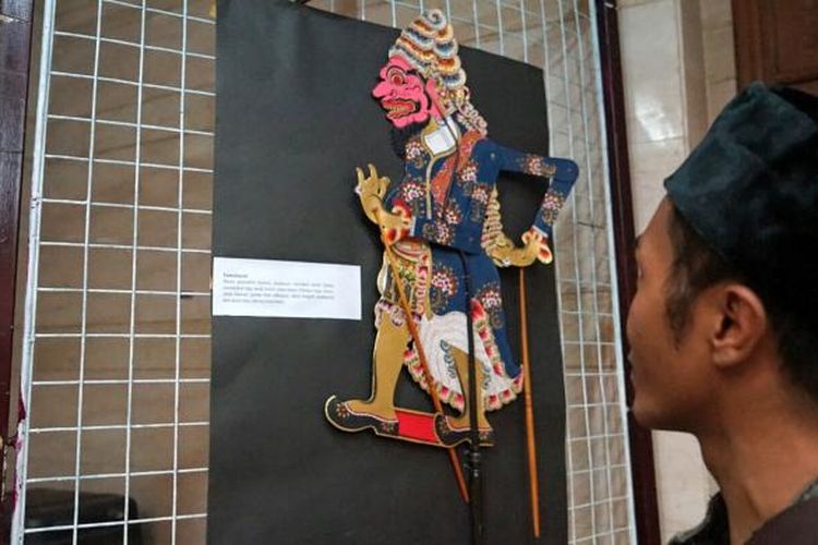 Seorang warga Nahdlatul Ulama sedang melihat salah satu koleksi wayang yang dipamerkan saat peringatan harlah NU ke 91 pada 30-31 Januari 2017. Pertunjukkan wayang menjadi salah satu media seni yang digunakan oleh Wali Songo saat menyebarkan agama Islam di Pulau Jawa.