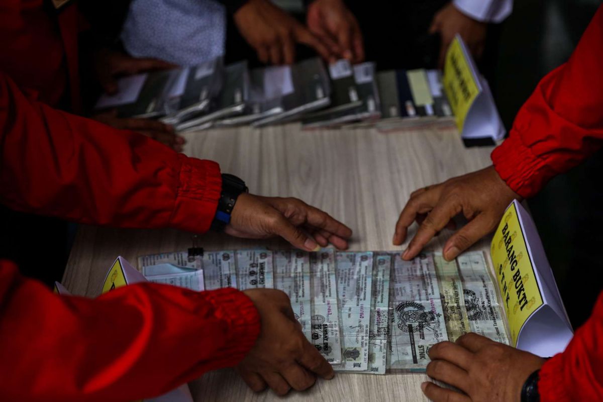 Barang bukti terlihat saat rilis kasus pemalsuan dokumen dan uang palsu di Bareskrim Polri, Komplek Kementerian Kelautan dan Perikanan, Jakarta Pusat, Rabu (20/12/2017). Bareskrim Polri mengamankan 13 pelaku penggelapan, pemalsuan, penadahan mobil, dan pencucian uang yang mulai beroperasi sejak 2014 yang tersebar di wilayah Jakarta dan Jawa Barat.