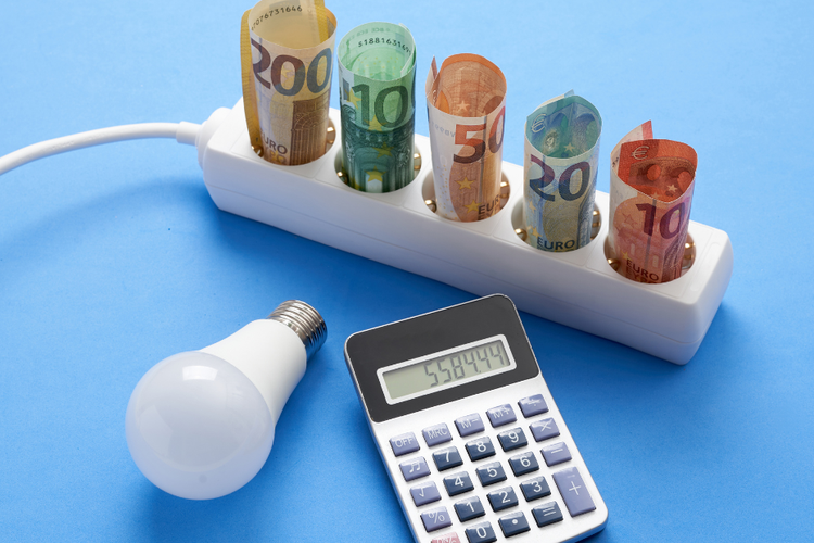 Ilustrasi listrik. Tarif listrik per kWh. Tarif listrik Oktober 2025. Tarif listrik per kWh 2025. Tarif listrik 2025.