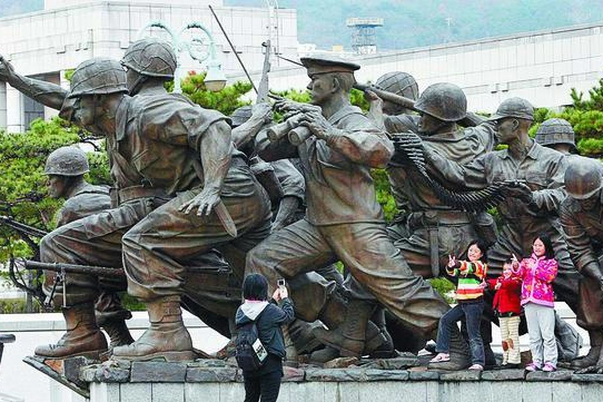 Sejumlah anggota keluarga Korea Selatan berpotret di depan monumen kenangan Perang Korea di Museum Memorial Perang Korea di Seoul, Korsel, Jumat (13/11). Korut telah mengirim pesan peringatan keras, Jumat, bahwa mereka akan mempertahankan diri mati-matian setelah kejadian bentrok senjata di batas laut Korut-Korsel di Laut Kuning. Pengiriman pesan itu hanya beberapa hari menjelang kunjungan Presiden AS Barack Obama ke Korsel.