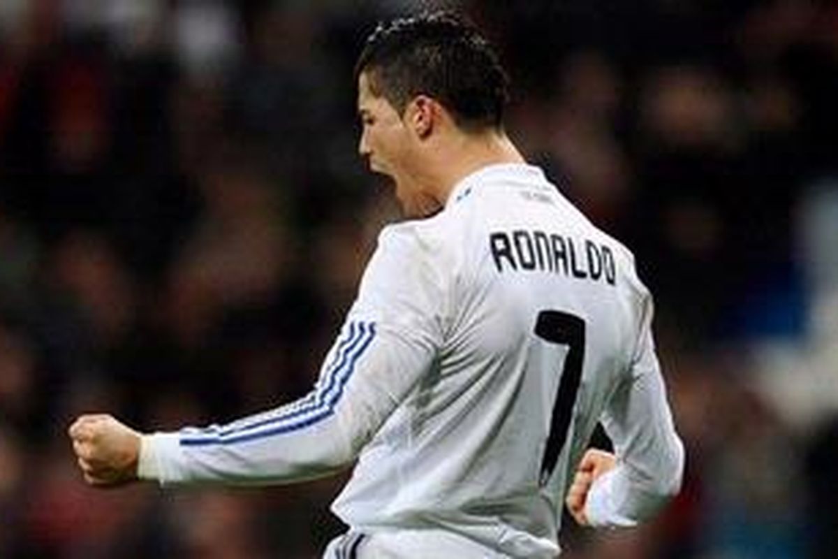 Aksi gelandang Real Madrid, Cristiano Ronaldo, usai mencetak gol keduanya ke gawang Malaga, dalam lanjutan Liga BBVA, di Santiago Bernabeu, Kamis (3/3/2011).