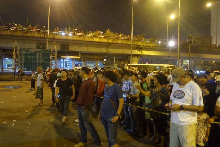 Warga berkumpul di lokasi ledakan Kampung Melayu, Jakarta Timur, Rabu (24/5/2017).