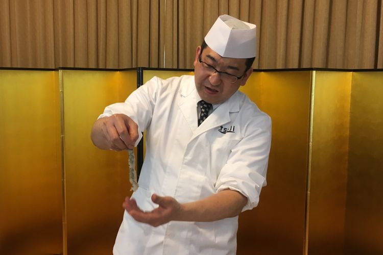 Chef Hori Ikuo sedang mencontohkan membuat udang tetap lurus untuk gorengan ala Jepang, di Kediaman Duta Besar Jepang di Indonesia, Jakarta, Senin (7/5/2018).