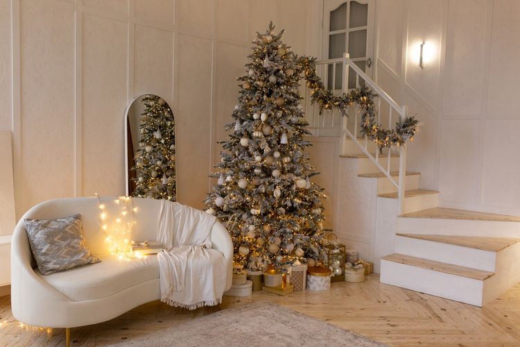 Ilustrasi pohon Natal di dekat tangga.