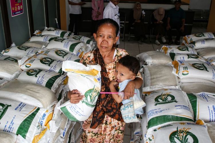 Asteria (73), salah satu penerima manfaat bantuan beras di daerah Grogol, Jakarta Barat.