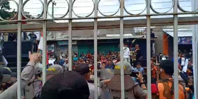 Kerusuhan terjadi antara pendemo dan petugas Kepolisian saat aksi unjukrasa masyarakat menolak hasil Pilkada Tasikmalaya di depan kantor KPU Kabupaten Tasikmalaya, Rabu (16/12/2020).