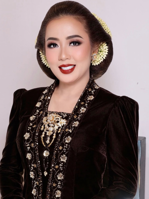 Penampilan Soimah saat menikahkan anak jadi sorotan. Kebaya, sanggul, dan riasannya dinilai kental dengan pakem adat Jawa.
