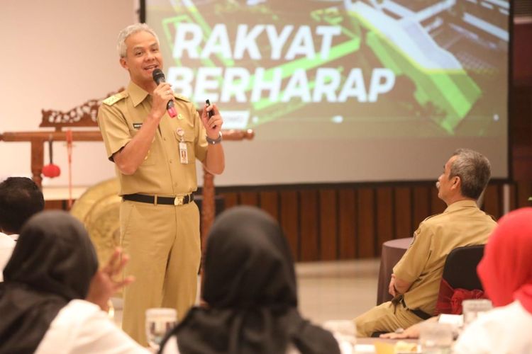 Gubernur Jawa Tengah memberi pelatihan tupoksi, integritas, dan antikorupsi kepada anggota dewan yang baru dilantik di Griya Persada Convention Hotel Bandungan, Senin (11/11).