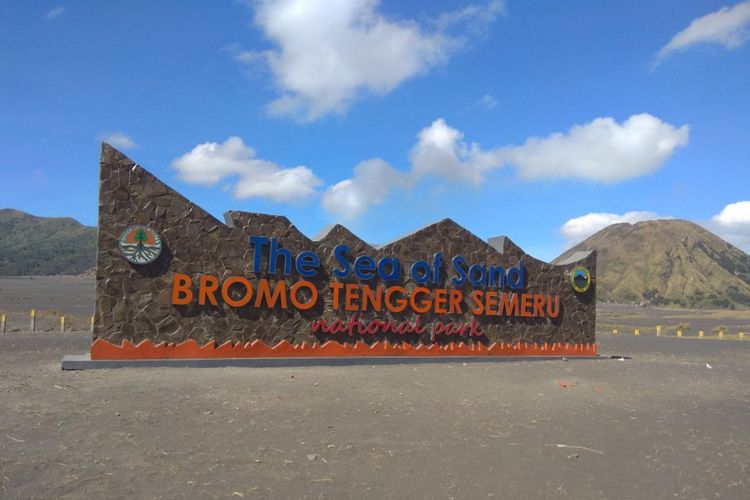 Sahabat Bromo dan Masyarakat Fotografi Indonesia atas tindakan Balai Besar Taman Nasional Bromo Tengger Semeru, yang telah membangun tugu besar di Laut Pasir dan Padang Savana Gunung Bromo, Jawa Timur.