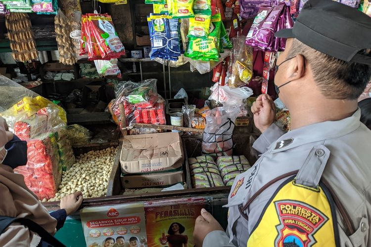 Bhabinkamtibmas mendatangi warung yang diduga akan menyembunyikan minyak goreng operasi pasar di Pasar Wage Purwokerto, Kabupaten Banyumas, Jawa Tengah, Rabu (23/2/2022).